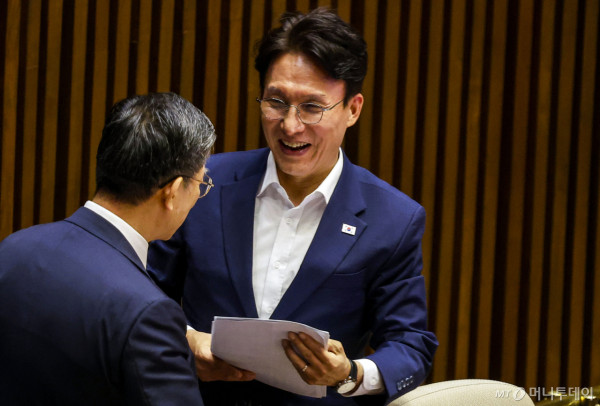 김민석 전 국무총리가 21일 서울 여의도 국회에서 열린 제437회 국회(임시회) 제1차 본회의에서 윤석열·김건희에 의한 내란·외환 및 국정농단 행위의 진상규명을 위한 특별검사 임명 등에 관한 법률 개정안에 대한 무제한 토론 종결동의의 건 표결에 앞서 대화를 나누고 있다./사진=뉴시스