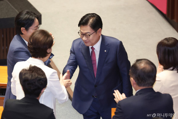 (서울=뉴스1) 신웅수 기자 = 정점식 국민의힘 원내대표가 8일 서울 여의도 국회에서 열린 제439회국회(정기회) 제4차 본회의에서 국정에 관한 교섭단체 대표연설을 마친 후 의원들과 인사하고 있다. 2026.9.8/뉴스1  Copyright (C) 뉴스1. All rights reserved. 무단 전재 및 재배포,  AI학습 이용 금지. /사진=(서울=뉴스1) 신웅수 기자