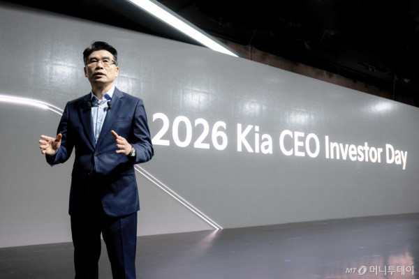(서울=뉴스1) = 송호성 기아 사장이 9일 서울 중구 신라호텔에서 열린 2026 CEO 인베스터 데이에서 기아의 중장기 사업 전략 등에 대해 설명하고 있다. (현대차·기아 제공. 재판매 및 DB 금지) 2026.4.9/뉴스1  Copyright (C) 뉴스1. All rights reserved. 무단 전재 및 재배포,  AI학습 이용 금지. /사진=(서울=뉴스1)