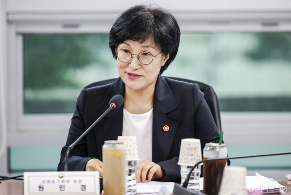 [서울=뉴시스] 정병혁 기자 = 원민경 성평등가족부 장관이 15일 서울 여의도 국회에서 열린 더불어민주당 성평등가족위원회 당정협의에서 발언하고 있다. 2026.07.15. jhope@newsis.com /사진=정병혁