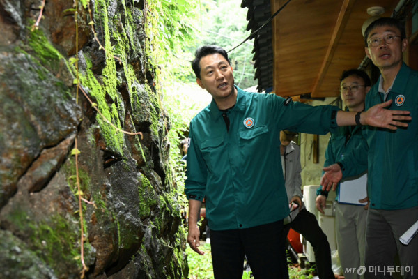 (서울=뉴스1) = 오세훈 서울시장이 18일 서울 은평구 약수사를 찾아 산사태 방지 시설을 점검하고 있다. (서울시 제공. 재판매 및 DB 금지) 2026.7.18/뉴스1  Copyright (C) 뉴스1. All rights reserved. 무단 전재 및 재배포,  AI학습 이용 금지. /사진=(서울=뉴스1)