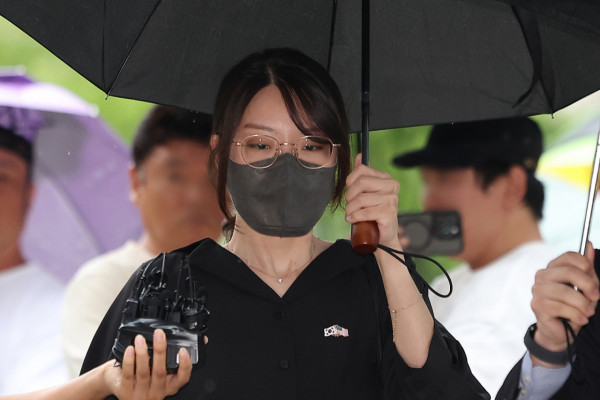 올림픽공원 핸드볼경기장 개표소 현장에서 체육단체 관계자들의 출입을 막아 업무방해 혐의로 구속영장이 청구된 30대 여성 A씨(일명 올다르크)가 21일 서울 송파구 서울동부지법에서 열린 구속 전 피의자 심문(영장실질심사)에 출석하고 있는 모습./사진=뉴시스.