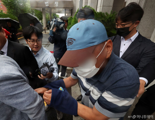 (전남광주=뉴스1) 박지현 기자 = 여고생 살해범 장윤기 사건 관련 공무상비밀누설과 증거인멸 혐의를 받는 광산경찰서 소속 A 강력팀장이 8일 오전 구속 전 피의자 심문(영장실질심사)을 마치고 법정을 나서고 있다.  2026.7.8/뉴스1  Copyright (C) 뉴스1. All rights reserved. 무단 전재 및 재배포,  AI학습 이용 금지. /사진=(전남광주=뉴스1) 박지현 기자