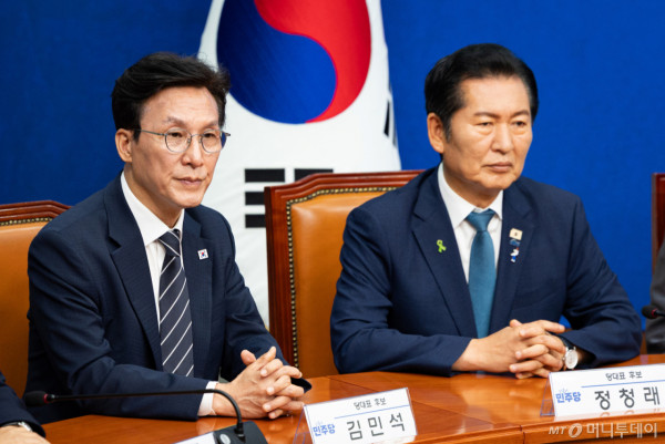 (서울=뉴스1) 유승관 기자 = 더불어민주당 김민석(왼쪽), 정청래 당대표 후보가 20일 서울 여의도 국회에서 열린 공명선거실천 서약식에 참석해 자리하고 있다. 2026.7.20/뉴스1  Copyright (C) 뉴스1. All rights reserved. 무단 전재 및 재배포,  AI학습 이용 금지. /사진=(서울=뉴스1) 유승관 기자
