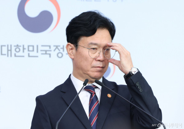  김영훈 고용노동부 장관이 15일 오전 서울 종로구 정부서울청사 별관에서 메가특구 특별법 관련 사회적 대화 제안 발표를 하며 안경을 고쳐쓰고 있다. 2026.09.15. /사진=뉴시스