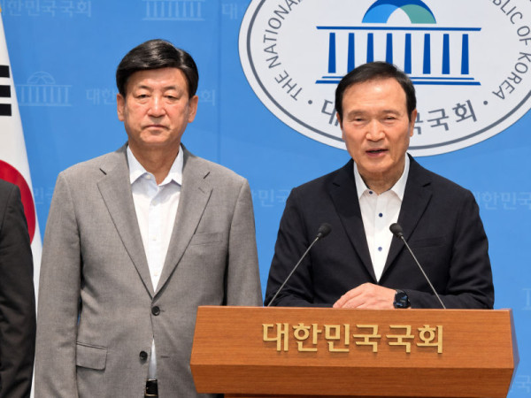 임태희 전 경기도교육감(오른쪽)이 국회에서 기자회견을 열고 